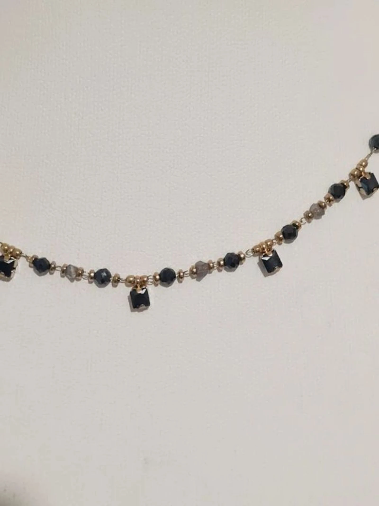 Colar dourado Bohm com cristais negros – photo 3